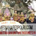 Hari Tari Sedunia, Seniman Muda Banyuwangi Bikin Aksi Geden di Bumi Angklung Polish_20250503_180410264